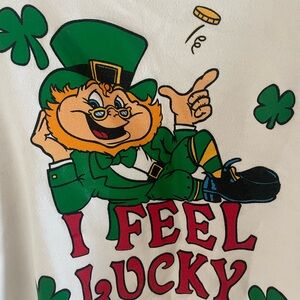 Vintage 90s Men's White 'I Feel Lucky' Leprechaun Crewneck Sweatshirt Size XL